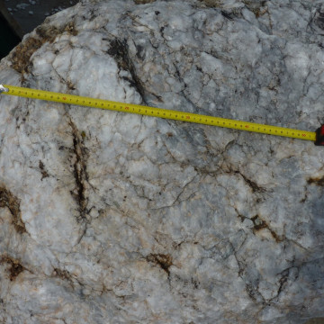 Валун Кварц белый